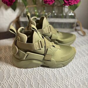 Nike Women’s Huarache City Size 6.5. Authenticated. Neutral Olive Green